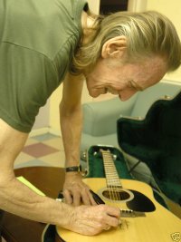 Lightfoot-autographing-guitar